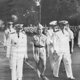 Au milieu des autorités françaises, le roi Norodom Sihanouk s'affiche comme le premier représentant du mouvement de jeunesse cambodgienne mis en place par la politique du renouveau moral et physique prônée par le régime de Vichy en Métropole et dans les parties de l'empire colonial sous son autorité