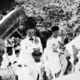 L'amiral Decoux et le roi Norodom Sihanouk lors d'une cérémonie de dépôt des cendres du défunt roi Monivong à la nécropole royale d'Oudong en septembre 1941
