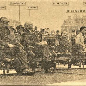 Sur l'estrade, se positionnent au premier-plan, de gauche à droite, les ministres des affaires étrangères de l’Union soviétique (Viatcheslav Molotov), de la Grande-Bretagne (Ernest Bevin), des États-Unis (James Byrnes), puis le président du GPRF, Félix Gouin, face aux micros, suivi du roi Norodom Sihanouk