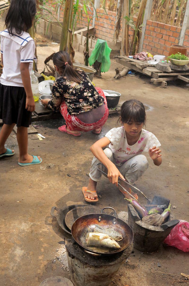 Photo 31 - Poissons « phtuok » en train de frire dans une poêle