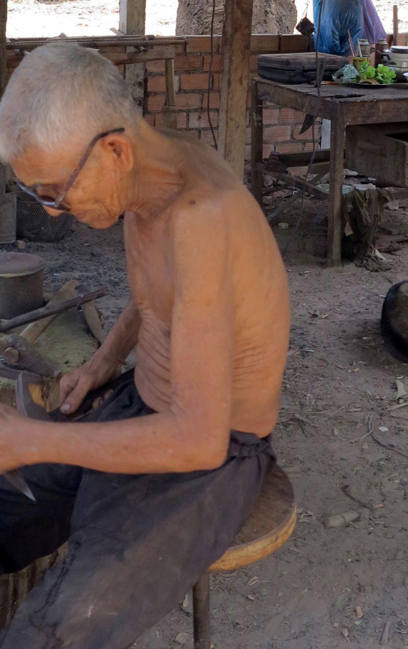 Photo 36 - Le grand-père dans son atelier
