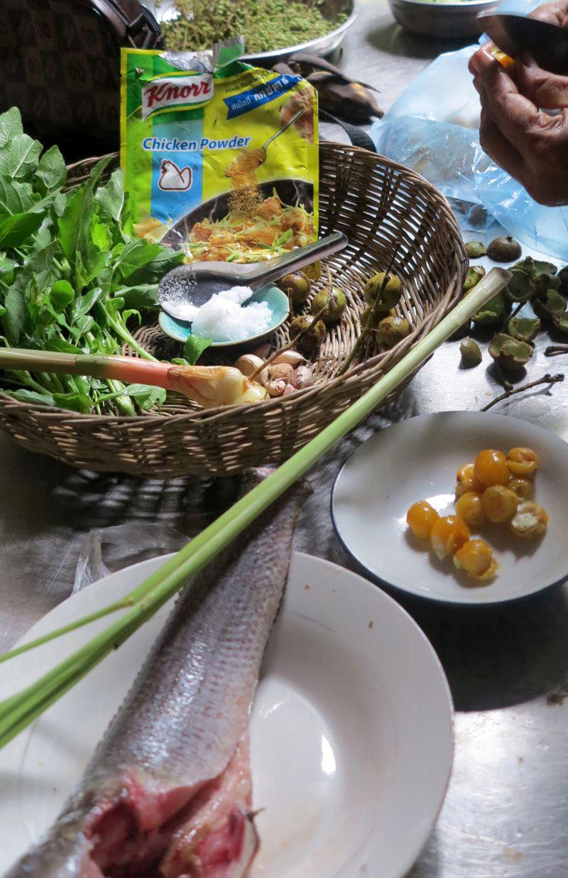 Photo 80 - Les fruits de « pongro » mûrs donnent un goût acide au plat
